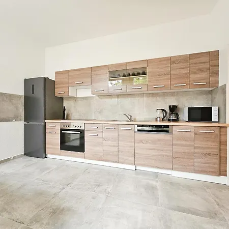 Tolstov - 4 Mit Terrasse Apartment